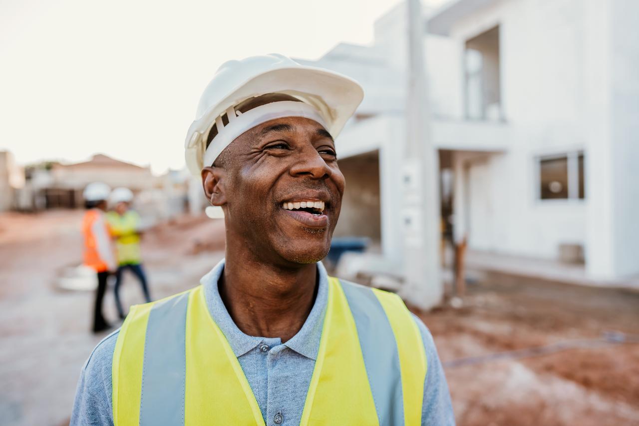 Imagem de um engenheiro em um canteiro de obras