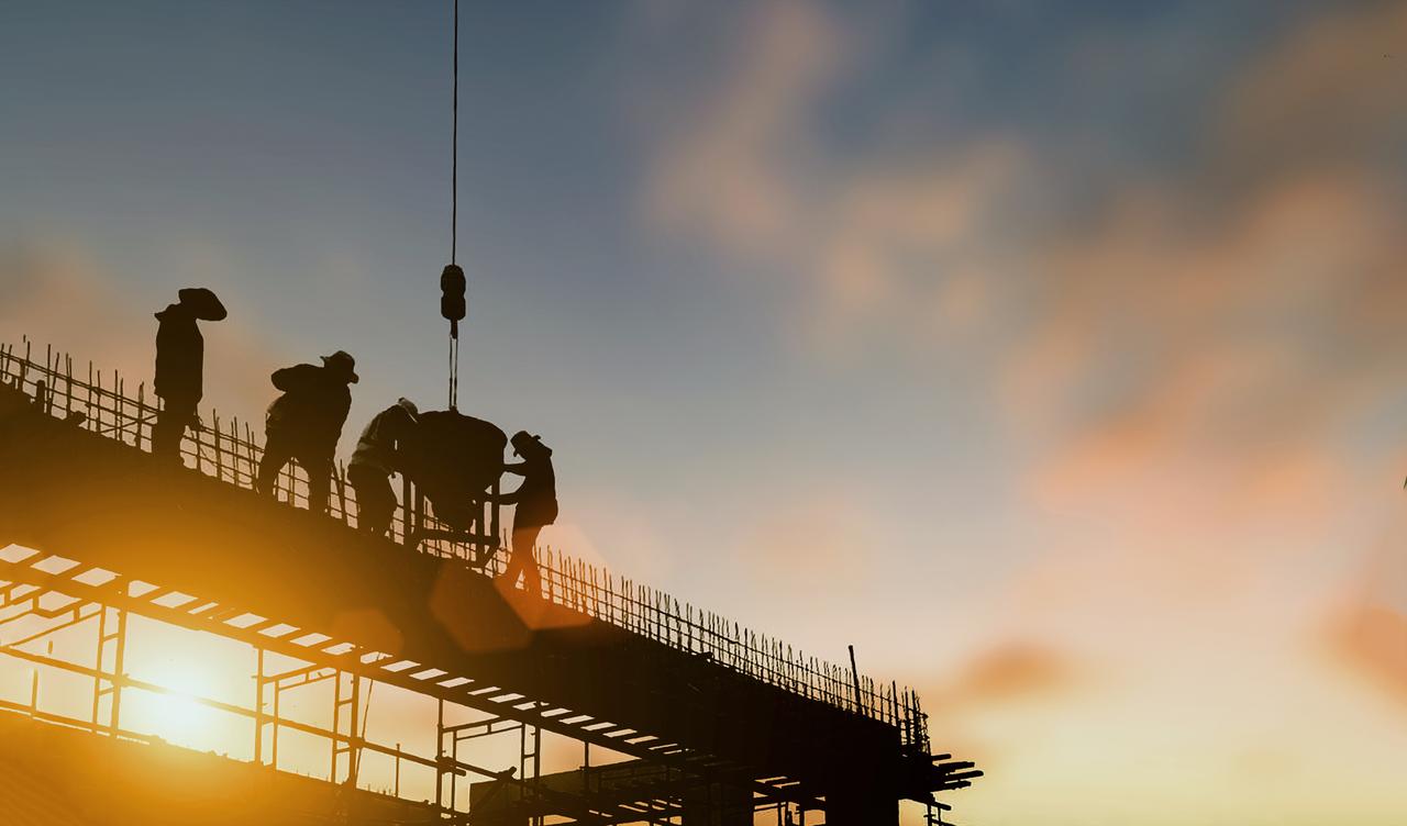 Imagem de engenheiros trabalhando em cima de um andaime, representando instalações e montagens