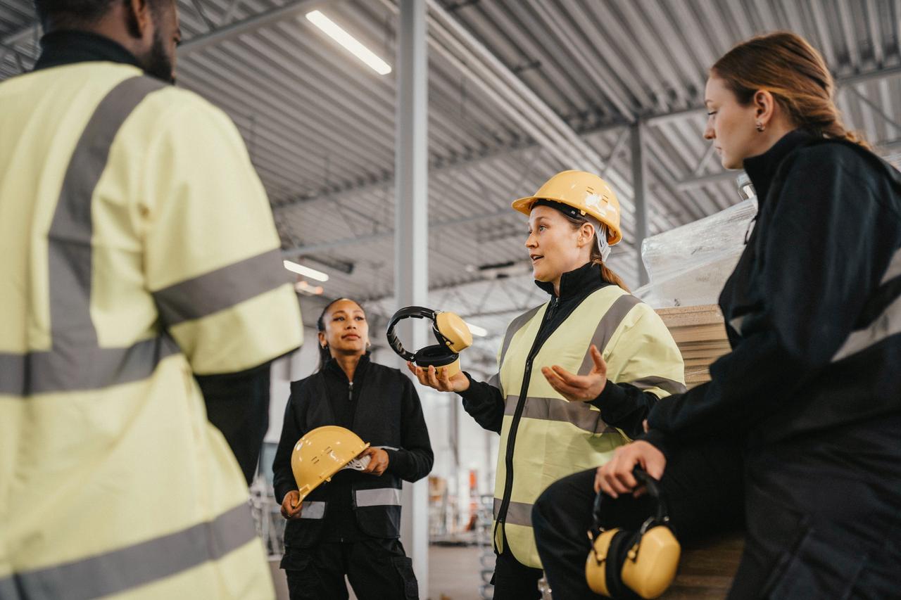 Imagem de engenheiras conversando sobre riscos de engenharia durante a obra