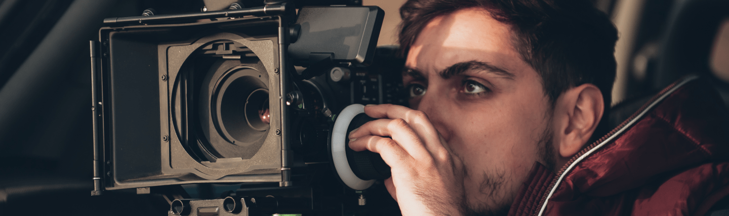 Cinegrafista realizando uma filmagem com uma câmera profissional