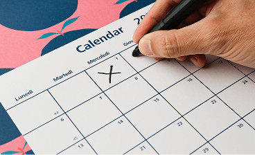 Pessoa fazendo anotações em um calendário