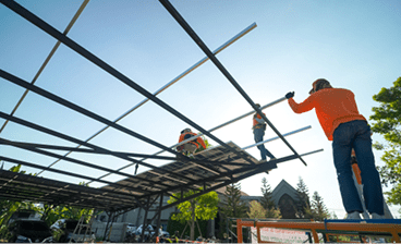 Equipe de manutenção realizando a montagem de estruturas temporárias
