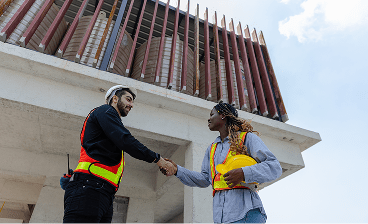 Dois engenheiros se cumprimentando em uma obra