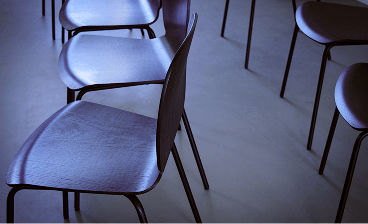 Cadeiras vazias em uma sala