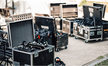 Equipamentos de gravação separados em caixas