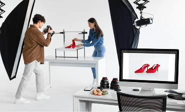 Dois profissionais tirando fotos de objetos cenográficos em um estúdio de fotos