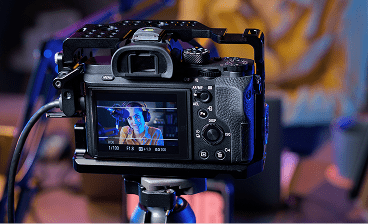 Close de uma câmera filmando uma pessoa