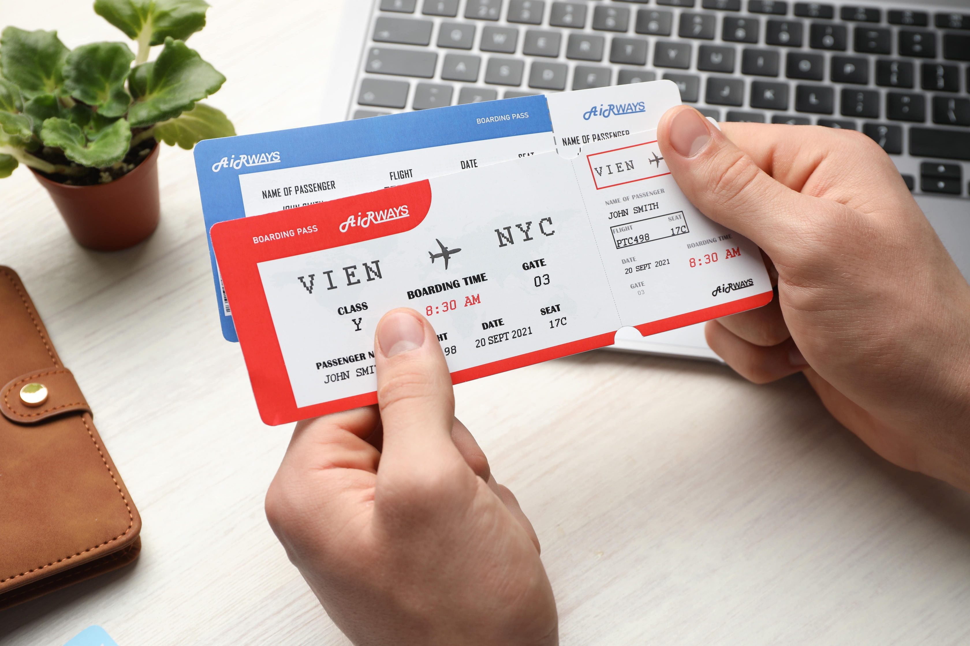 Passageiro segura bilhetes de embarque com destino internacional.