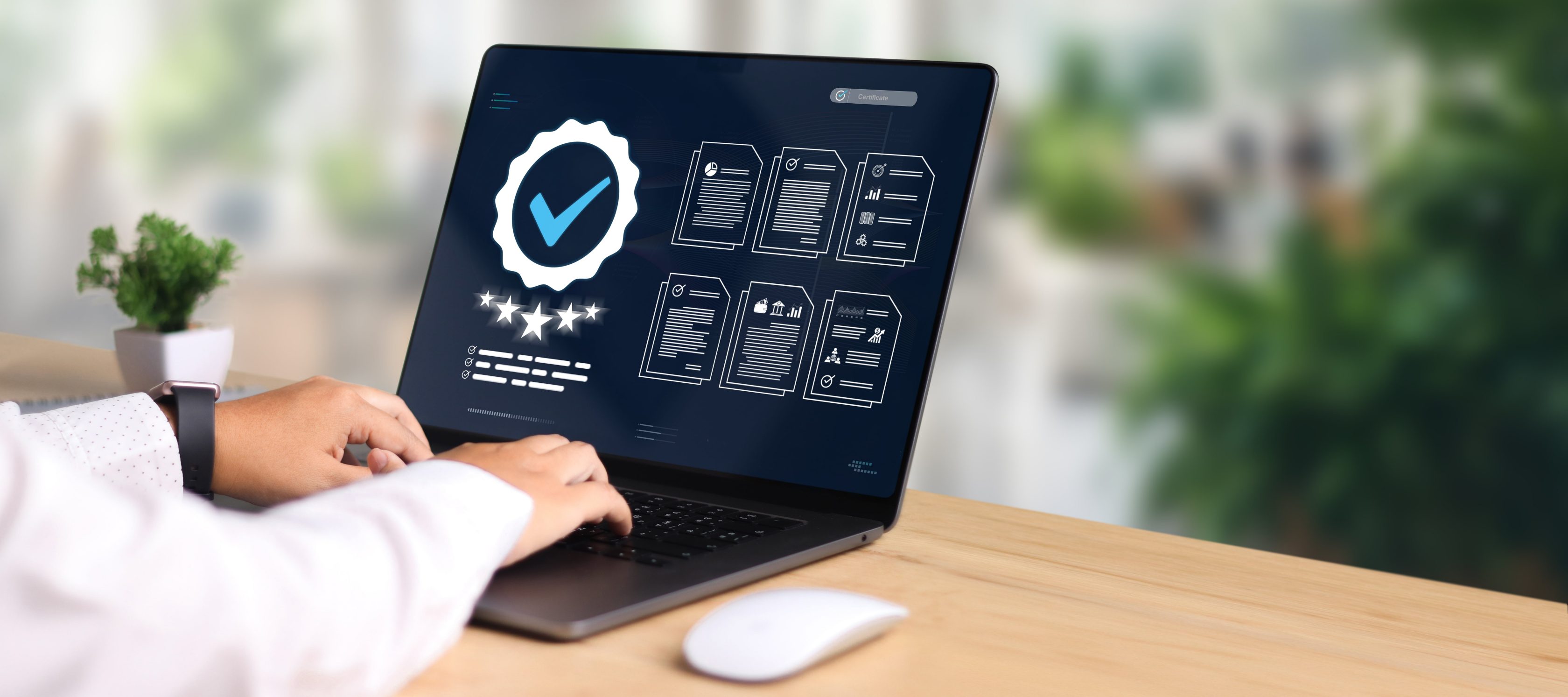 Profissional acessa plataforma de certificação digital em notebook.
