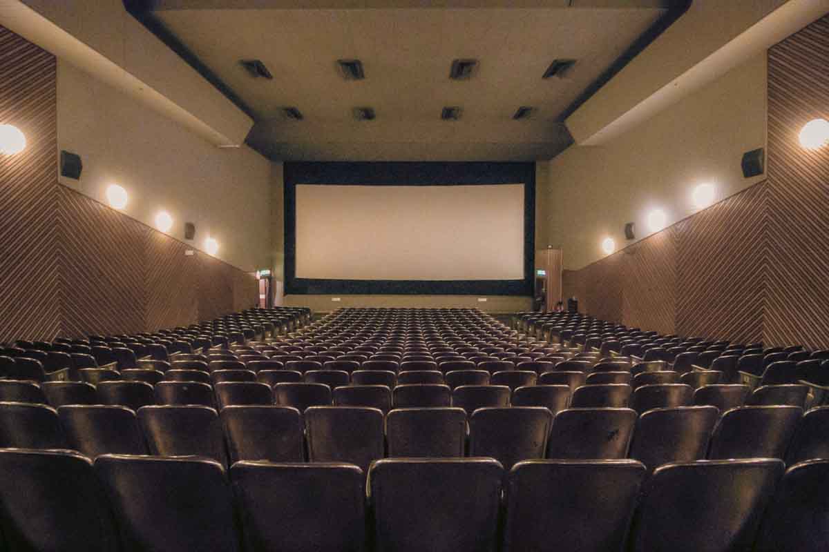 Imagem de uma sala de cinema vazia