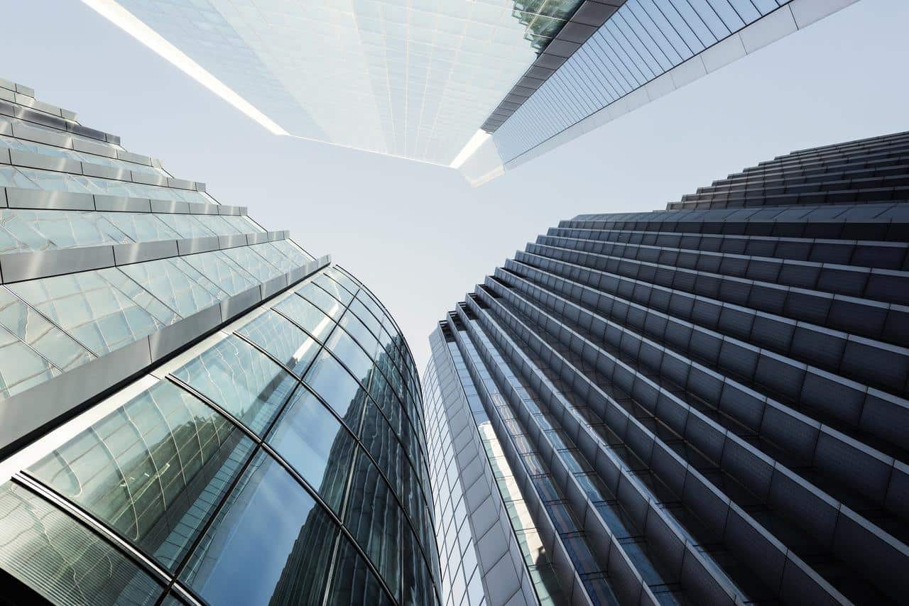 Vista de baixo de três edifícios comerciais