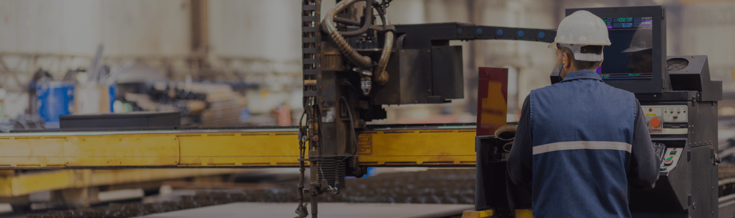 Equipamento industrial em ambiente de construção