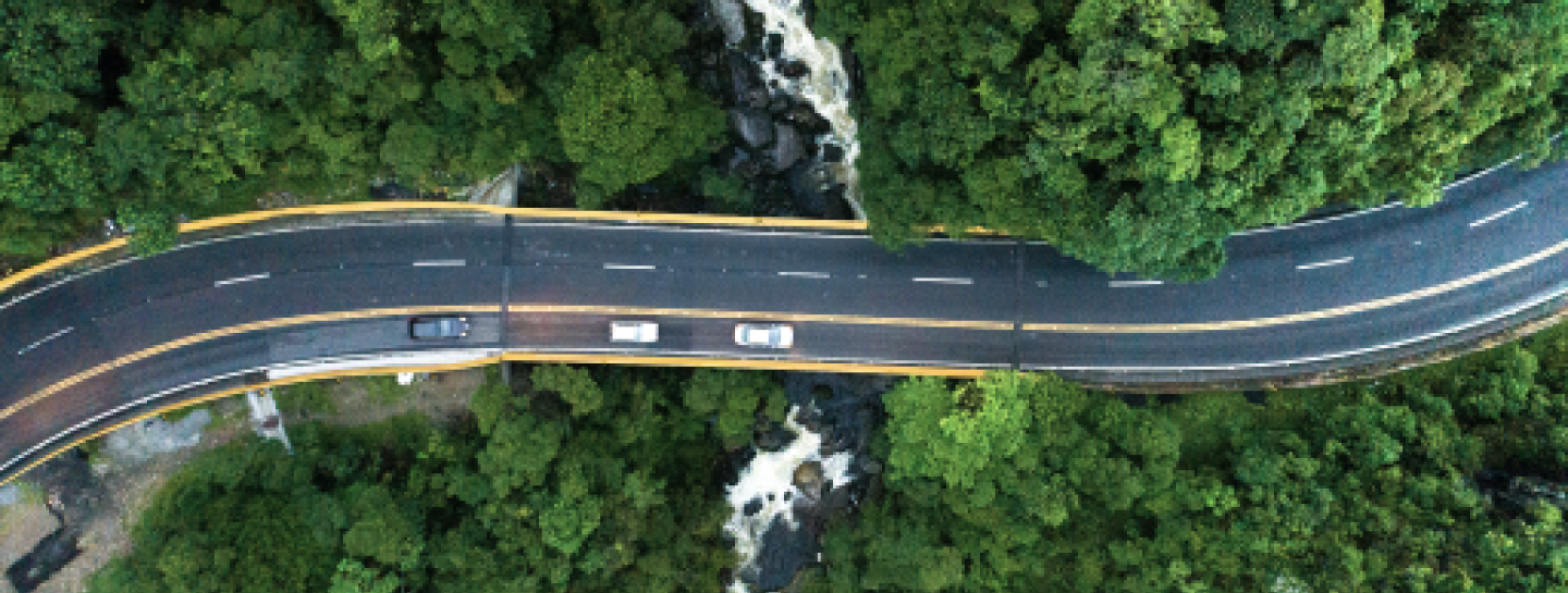 foto aérea vista de cima de uma estrada