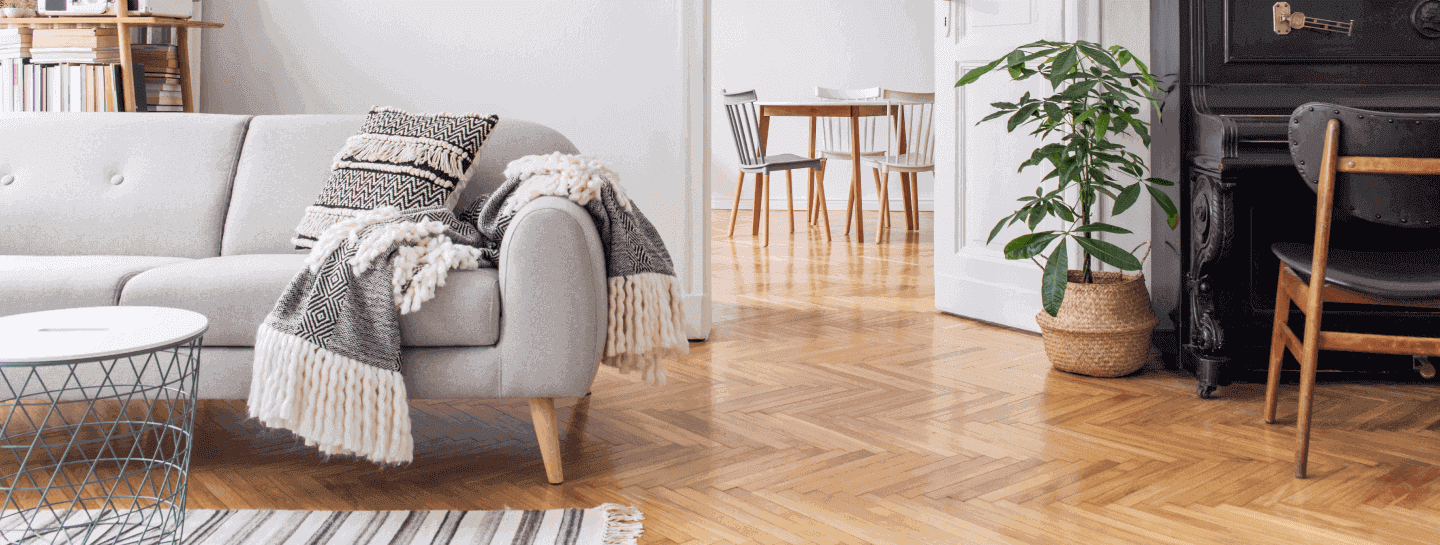 Imagem de uma sala residencial para ilustrar o banner da seção "Para você e sua família"