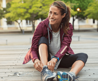 Mulher sentada no chão sorrindo