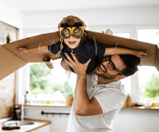 Homem brincando com um menino