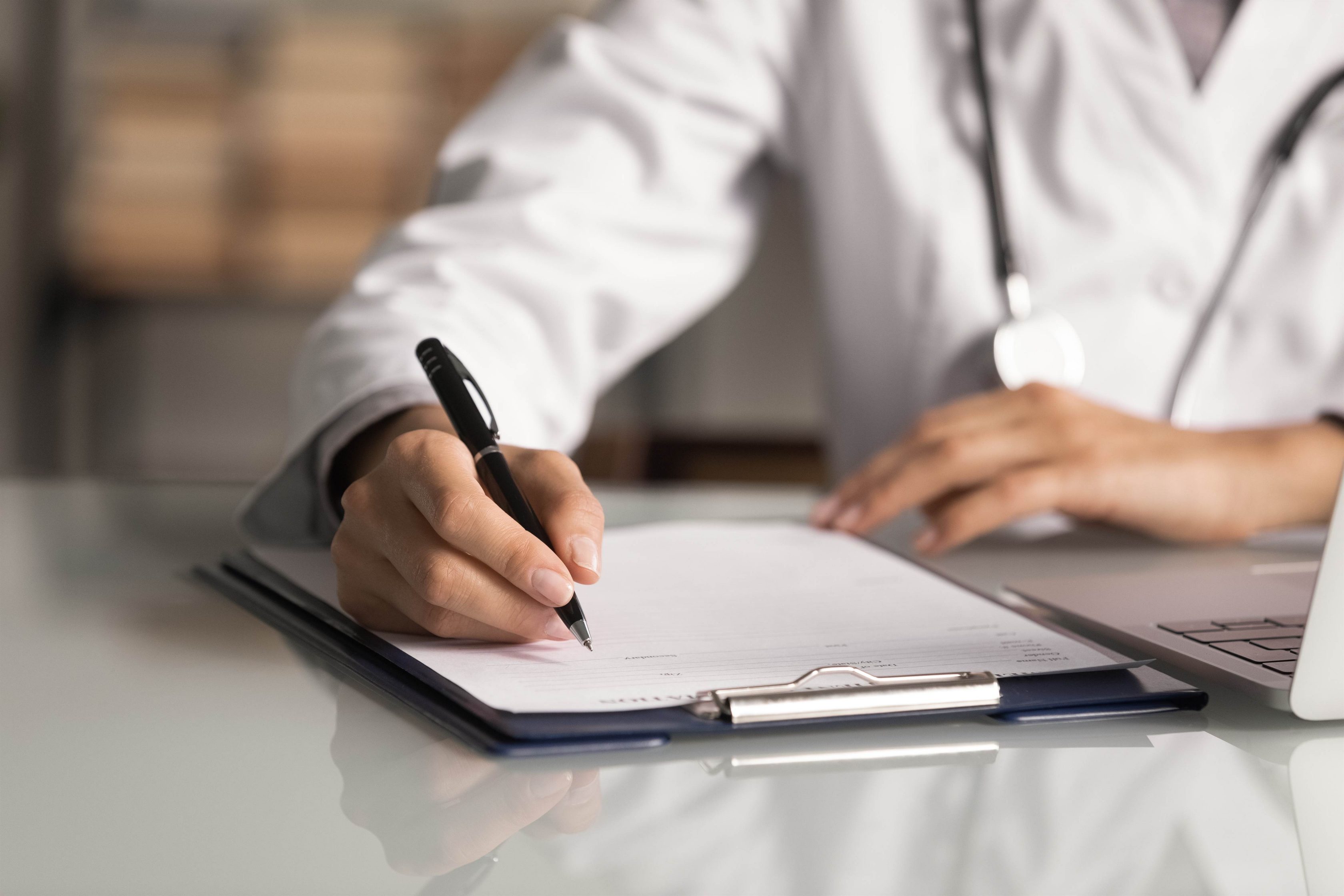 Médico escrevendo diagnóstico