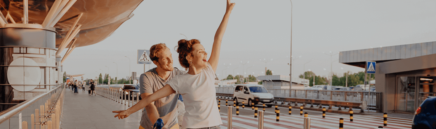 Imagem de um casal indo viajar para divulgar o programa de seguro para viagens "Allianz Travell"