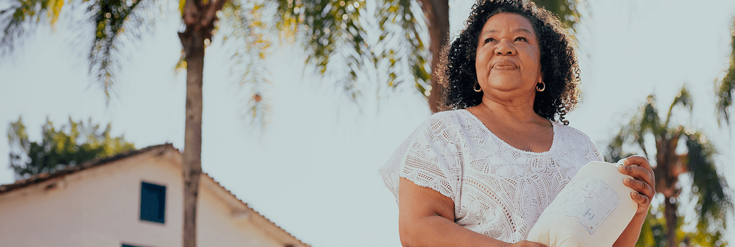 Família tirando uma selfie em um fim de tarde na praia, representando a proteção do seguro de vida Allianz