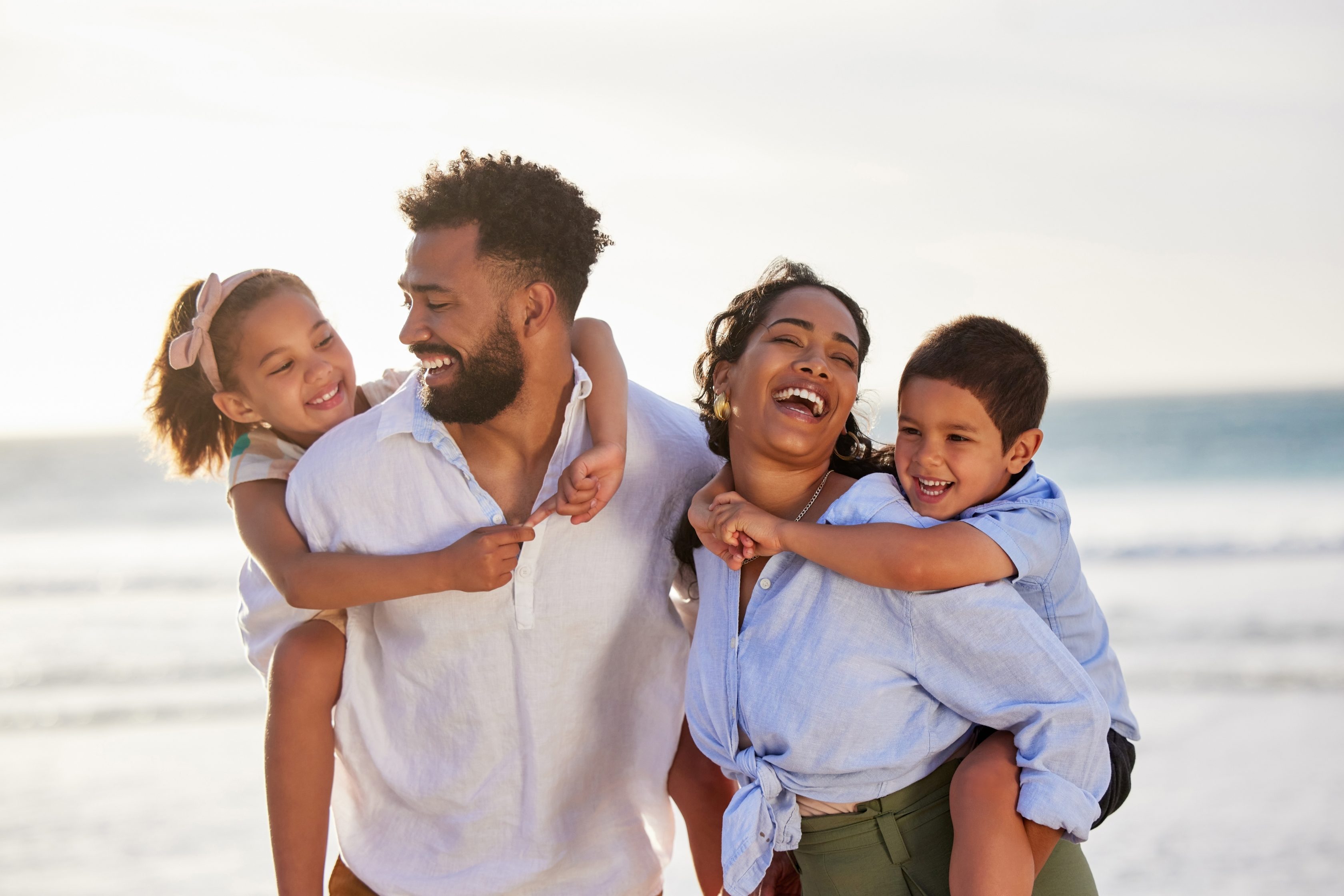 Familia sorrindo na praia
