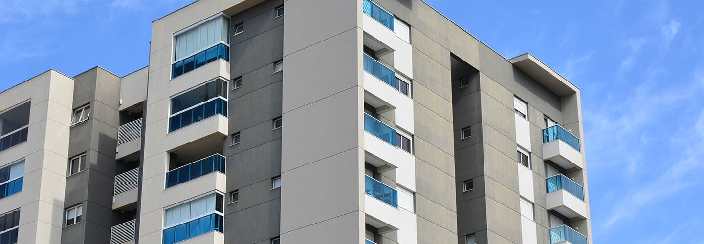 Fachada de um prédio representando o seguro para condomínio da Allianz