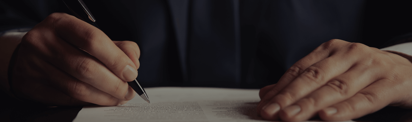 Imagem de um executivo assinando um documento na seção que fala sobre Directors & Officers