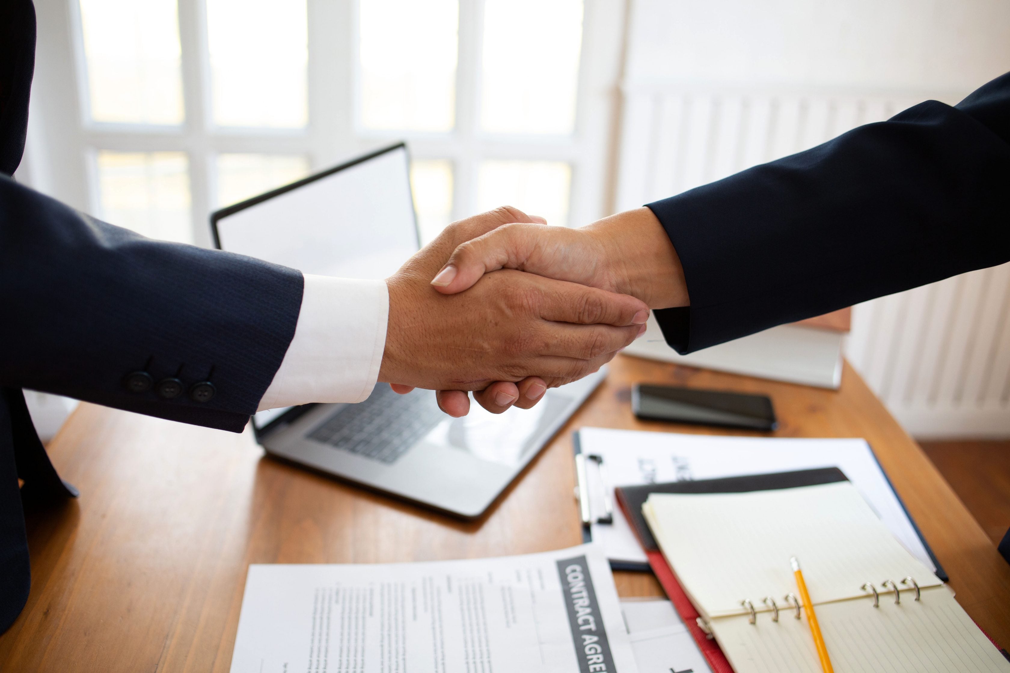 Aperto de mãos entre duas pessoas, representando a proteção do seguro empresarial PME  da Allianz