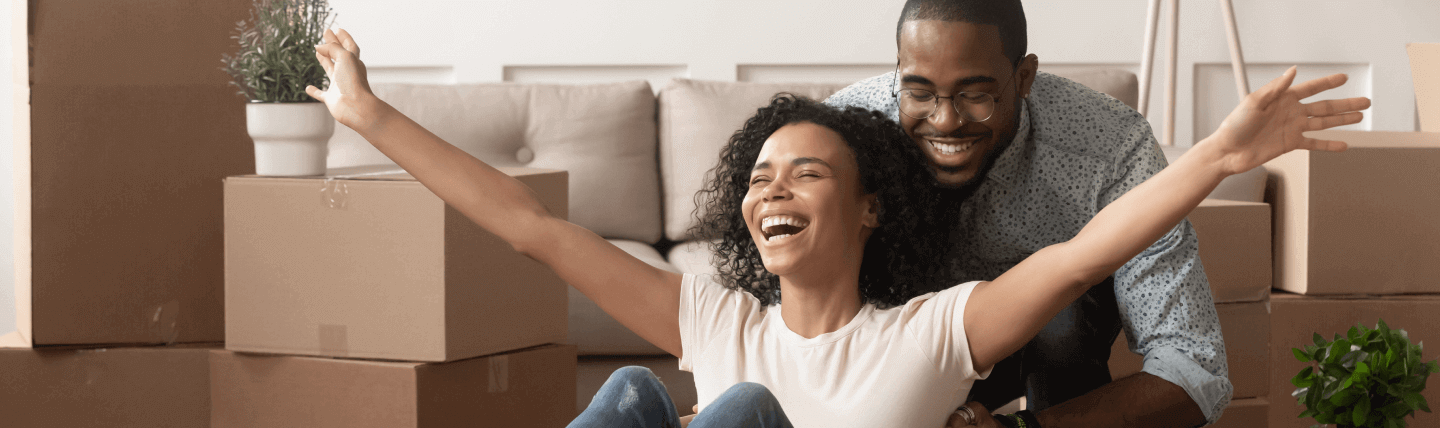 Imagem de um casal de mudança que está dentro da seção "Allianz Habitacional"