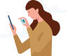 Imagem de mulher com celular na mão para mostrar que existe cobertura para imprevistos com documentos