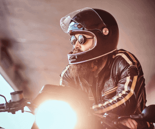 Imagem de um motociclista em cima da sua moto