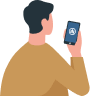 Homem olhando carteira digital da Allianz