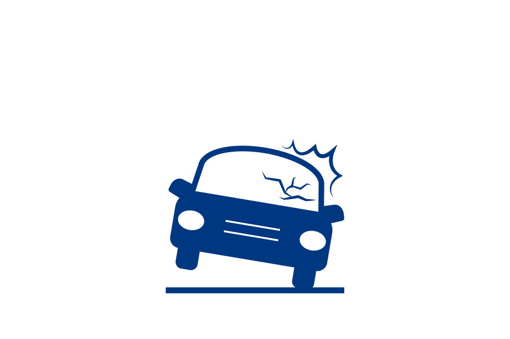 Carro com vidros quebrados, representando proteção para vidros, faróis e retrovisores do seguro Auto Allianz