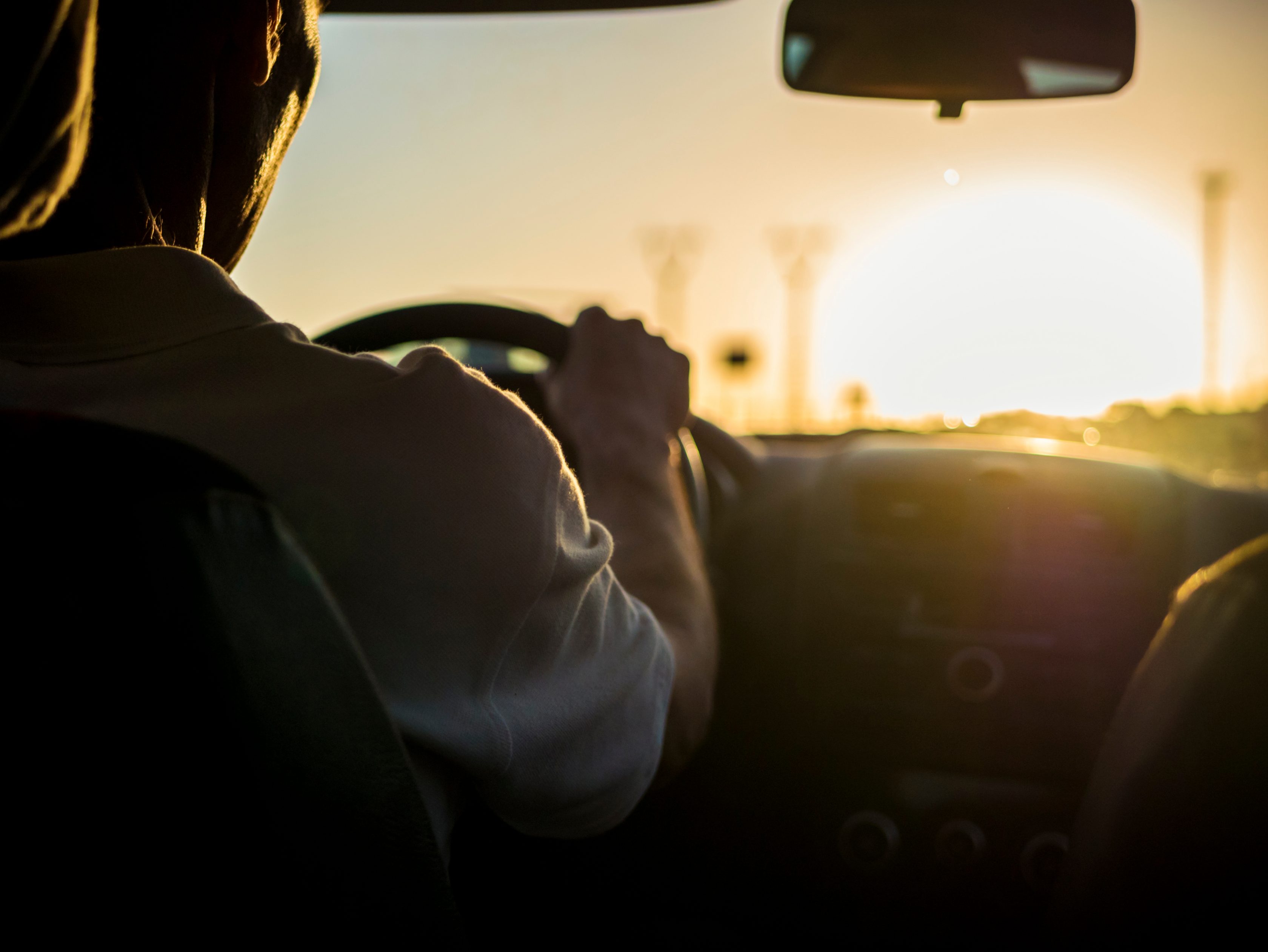 Imagem de um motorista com a mão no volante ao lado do texto que fala sobre a economia de combustível e manutenção preventiva