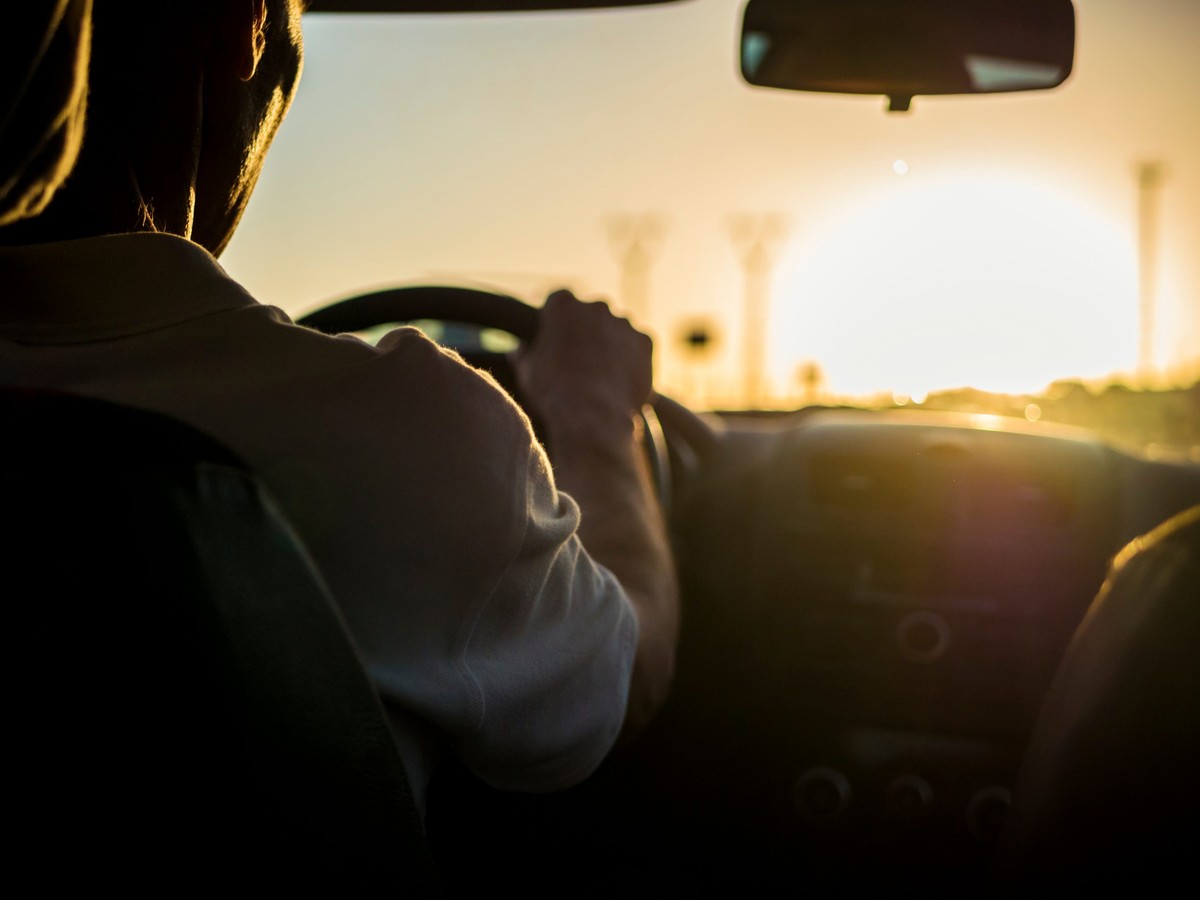 Imagem de um motorista com a mão no volante ao lado do texto que fala sobre a economia de combustível e manutenção preventiva