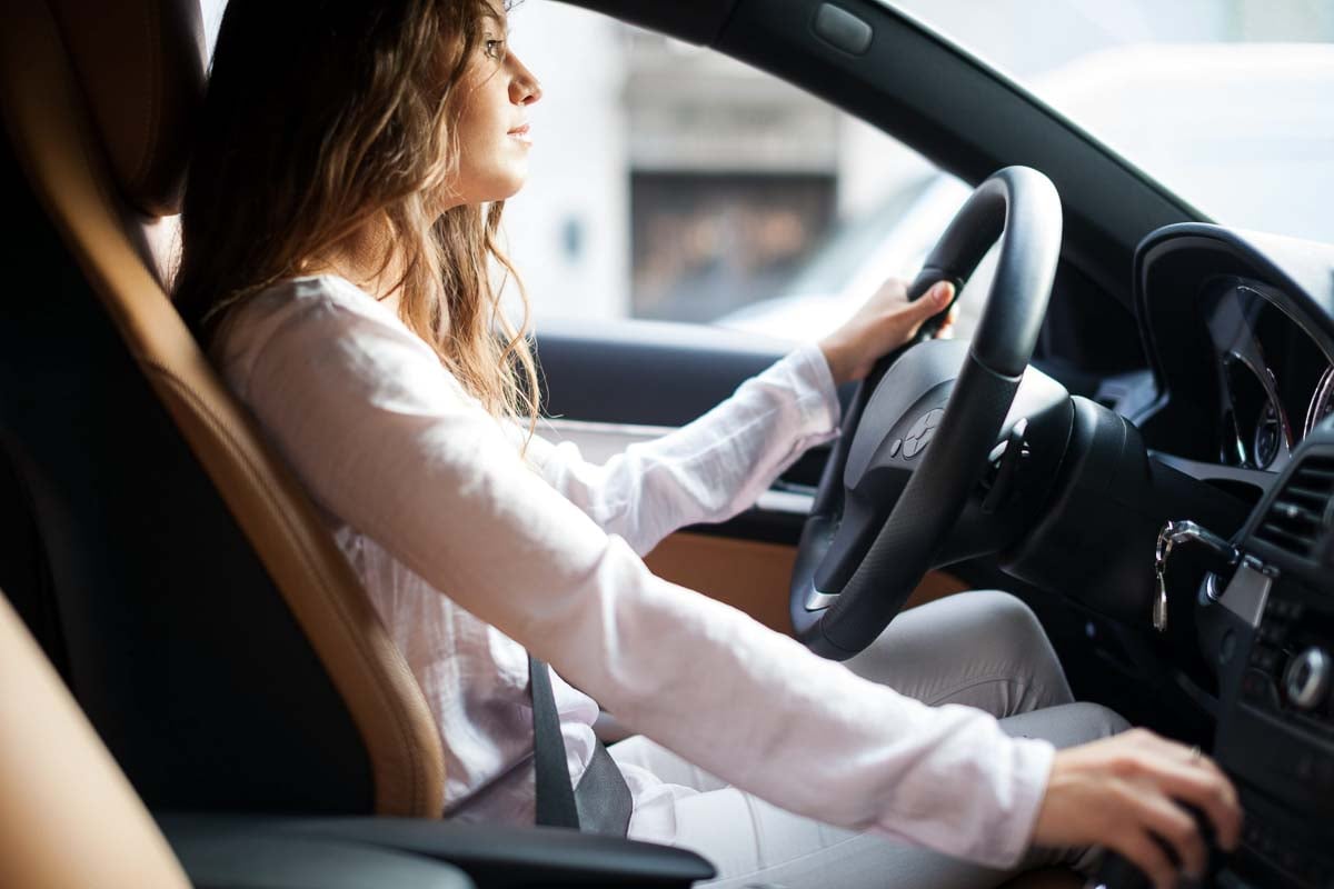 Imagem de uma mulher dirigindo o carro na parte que fala sobre os critérios de cálculo para Tabela Fipe