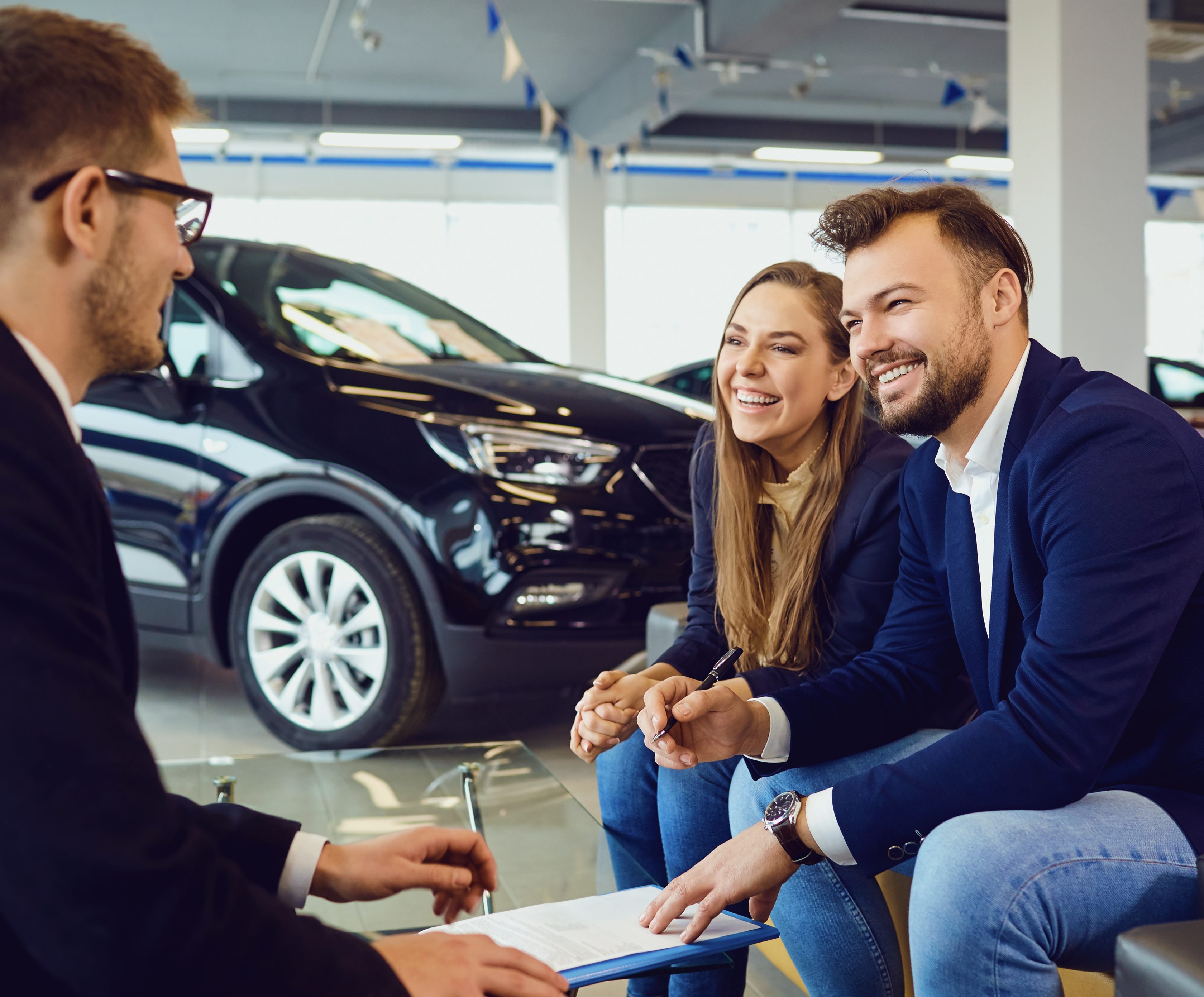 Imagem de três pessoas conversando com um veículo ao fundo na parte que fala sobre o que é necessário para transferir o carro quando a pessoa é PJ
