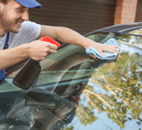 Uma pessoa lavando o carro que foi inserida em texto que traz dicas sobre como lavar o carro de maneira sustentável