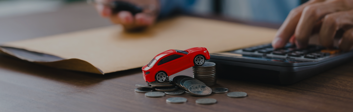 Imagem de um carrinho sobre as moedas para lustrar texto que traz dicas sobre como pagar o IPVA