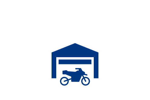 Moto estacionada em frente a uma garagem