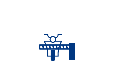 Moto parada em frente a uma cancela eletrônica