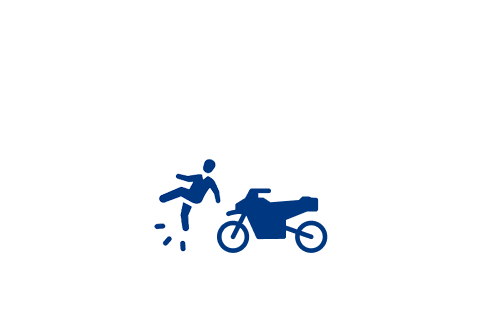 Uma pessoa colidindo com uma moto