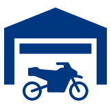 Moto estacionada em frente a uma garagem