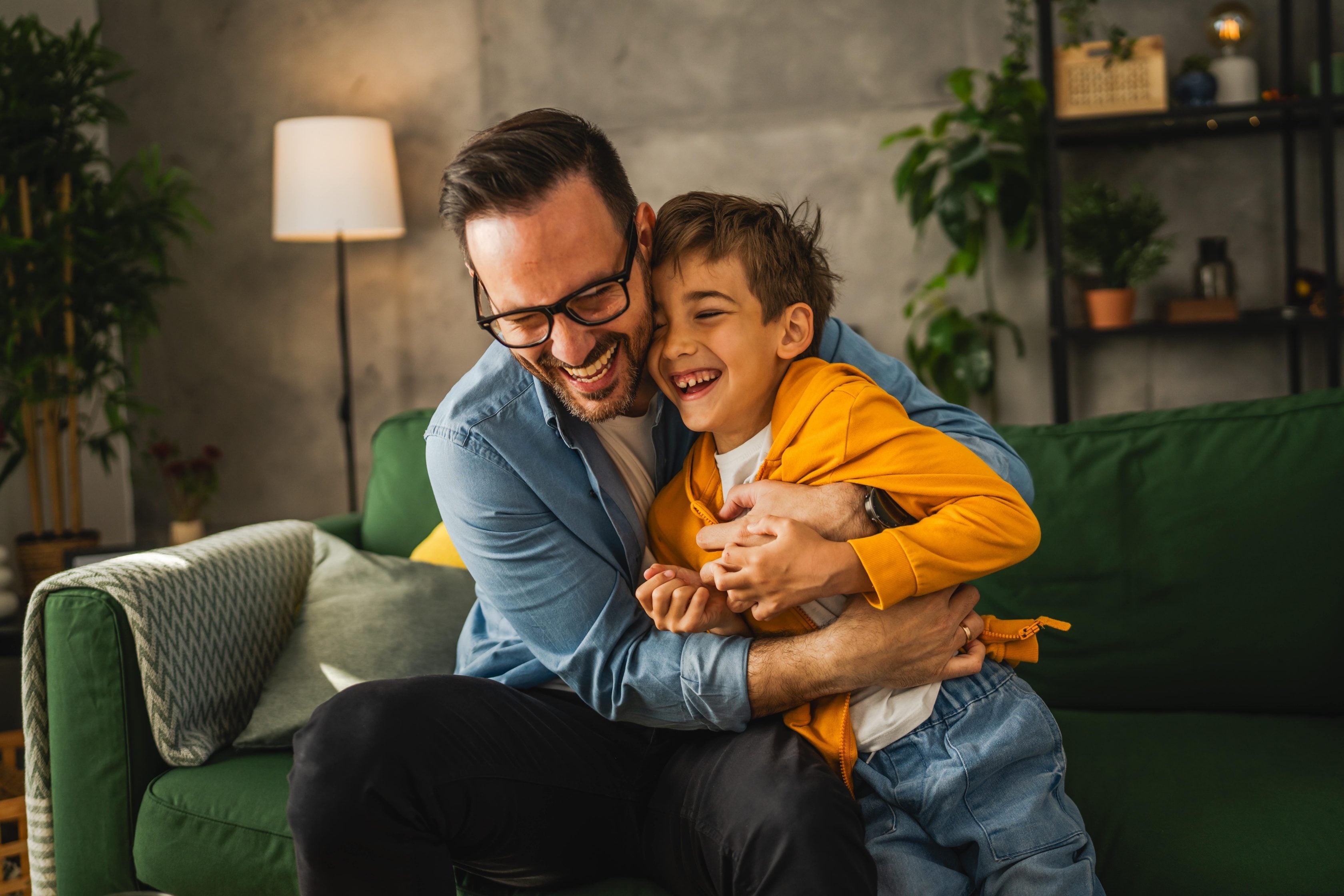 Pai e filho felizes em um abraço, representando a proteção do seguro residencial    da Allianz  
