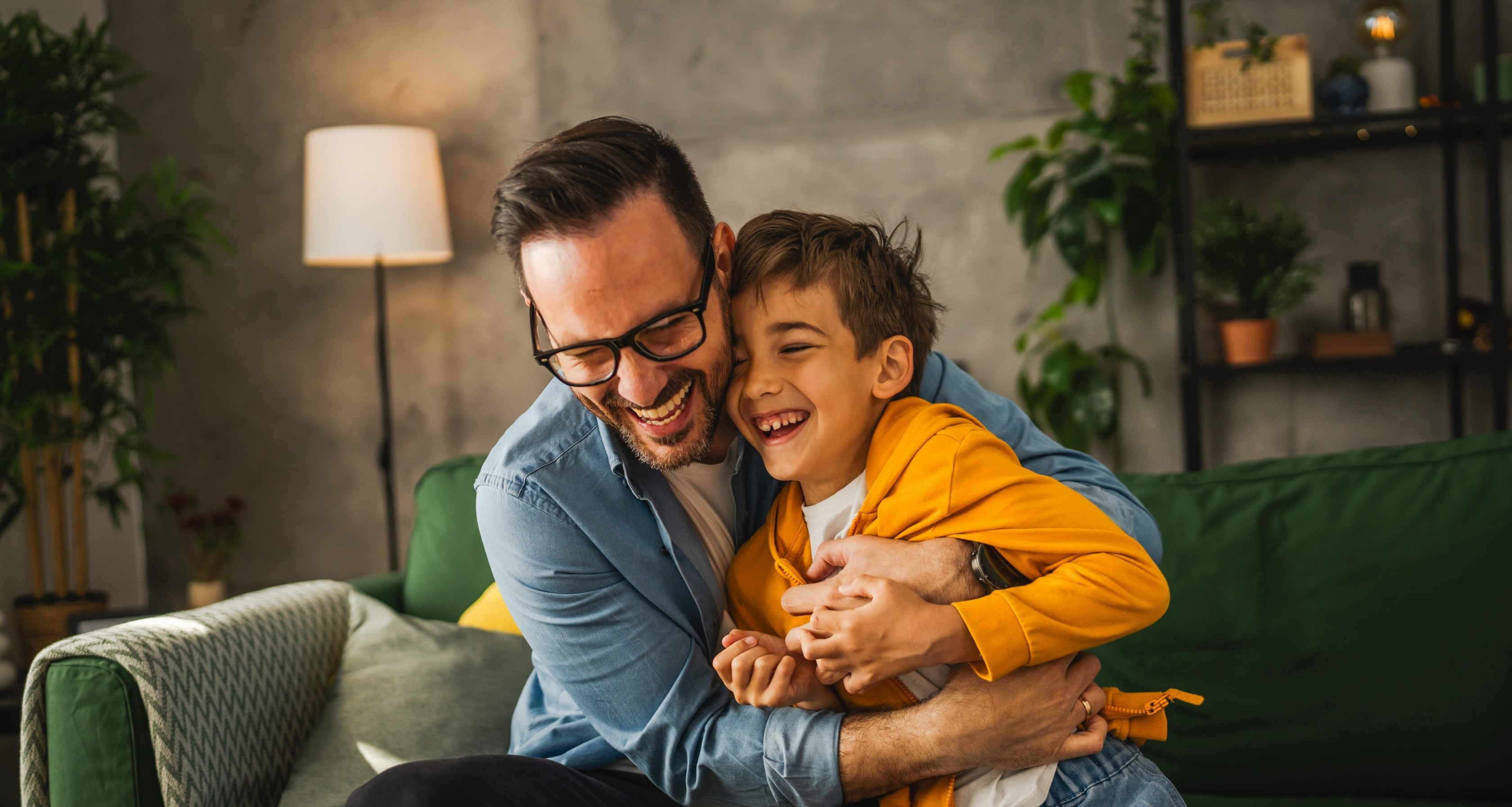 Pai e filho felizes em um abraço, representando a proteção do seguro residencial    da Allianz  
