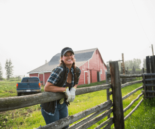 Mulher sorrindo em campo rural