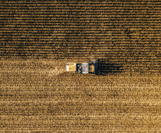 Imagem de uma máquina agrícola vista de cima