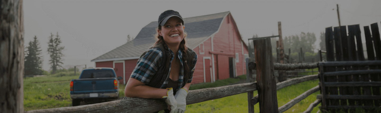 Imagem de mulher no ambiente rural no banner que fala de "Benfeiturias Rurais", que diz respeito a cobertura do seguro aos insumos agrícolas