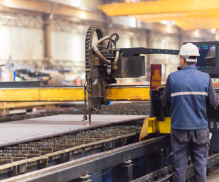 Homem trabalhando com um maquinário industrial