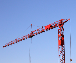 Guindaste vermelho e um céu azul ao fundo