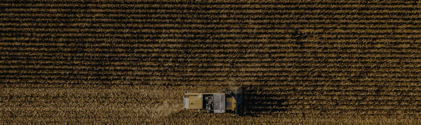 Imagem de um equipamento agrícola no campo